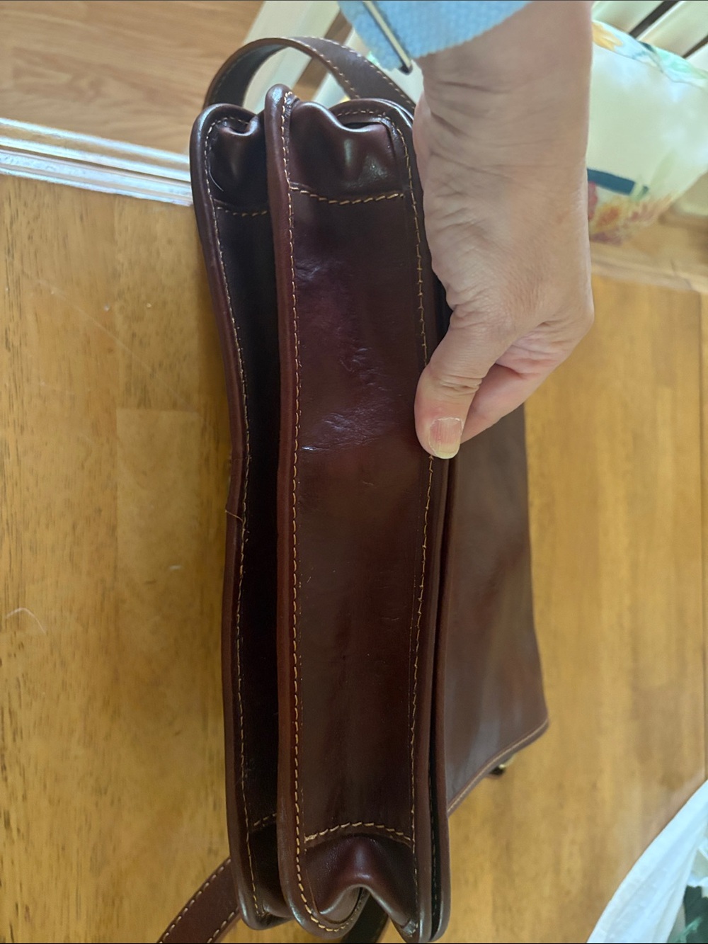 Classic Brown Leather Messenger Bag with Adjustable Strap - Picture 6 of 10